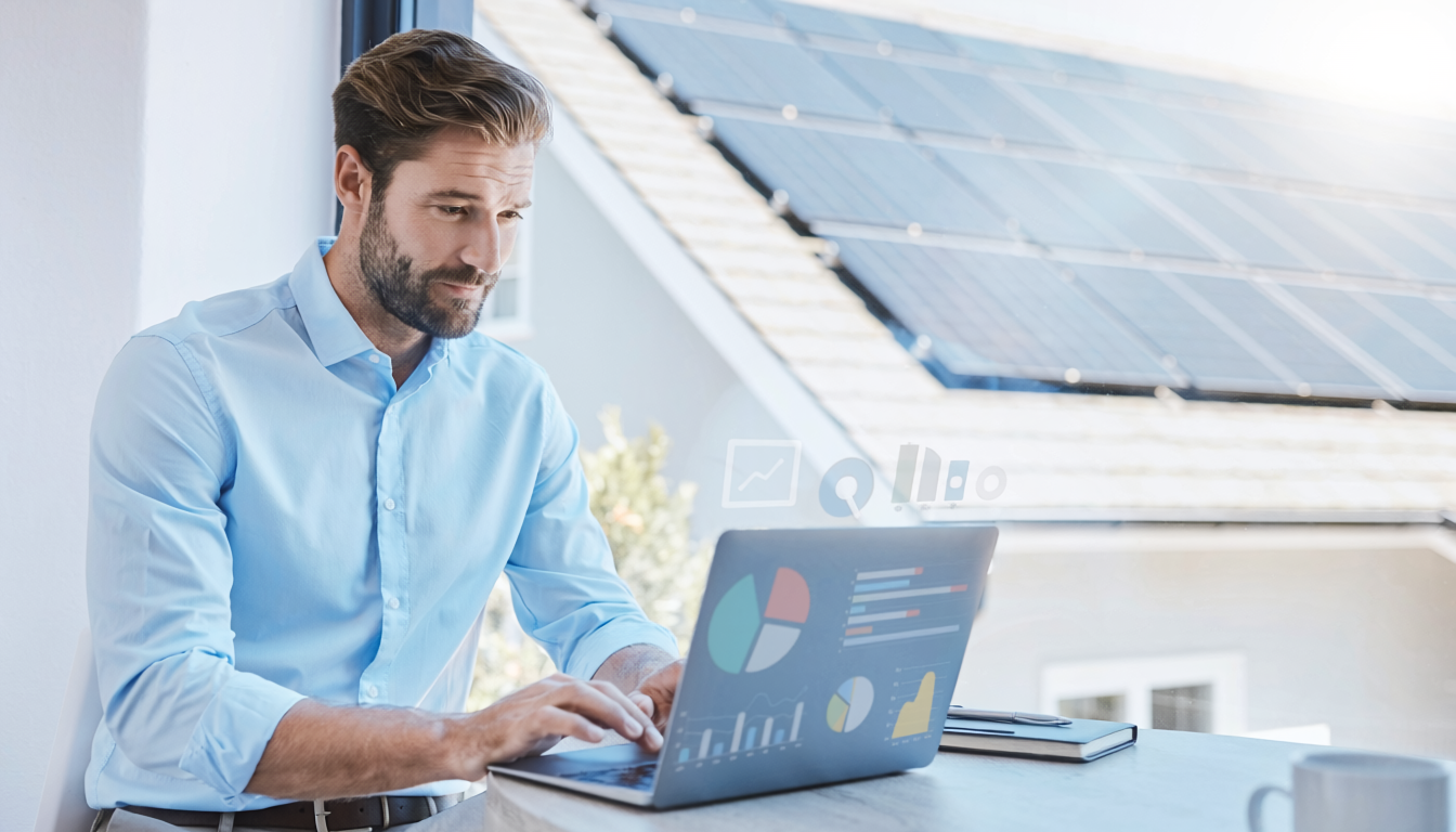 Consultor de energia solar analisando dados de um potencial cliente para qualificação comercial.