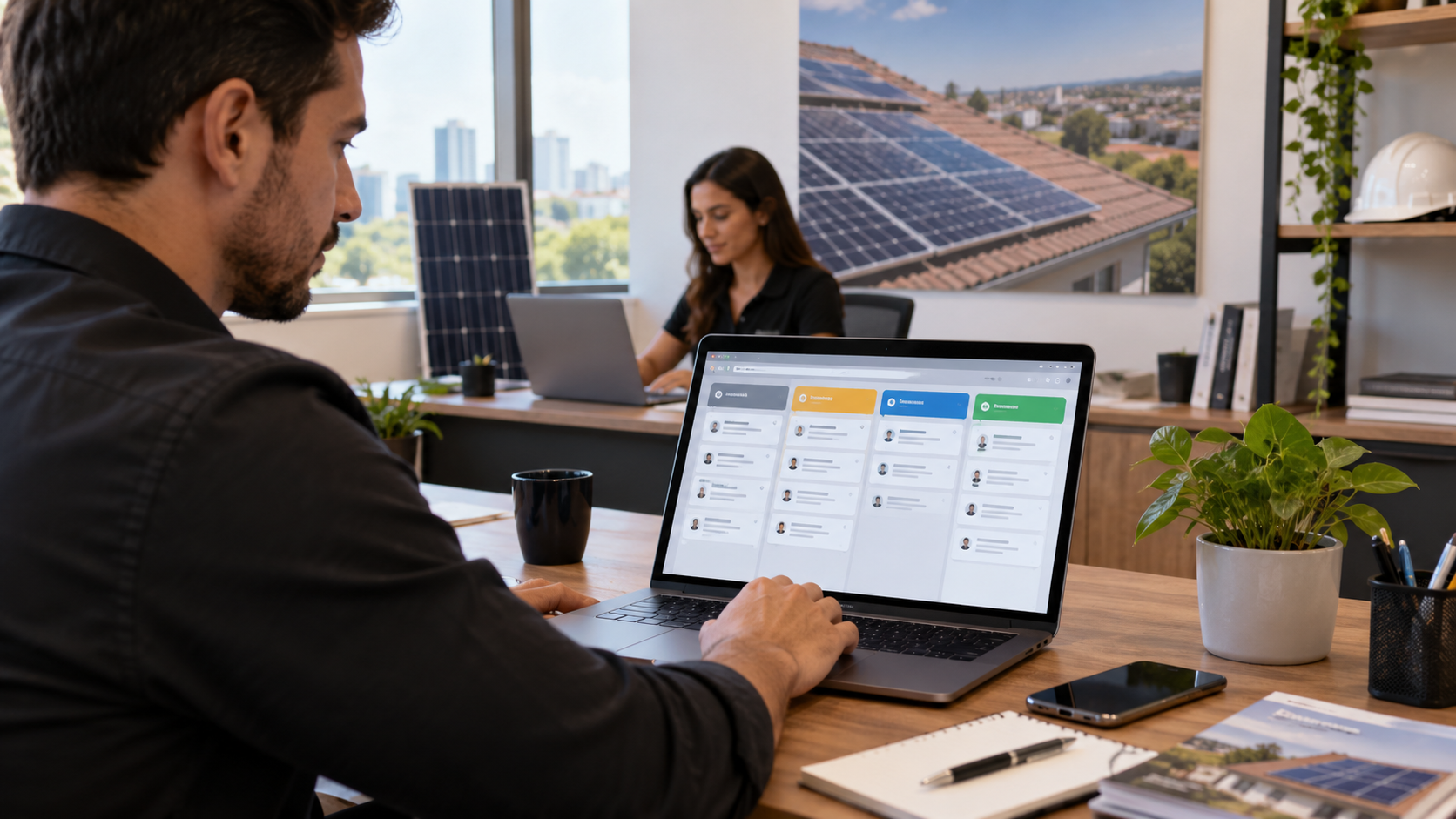 Profissional de energia solar organizando leads em um CRM no notebook