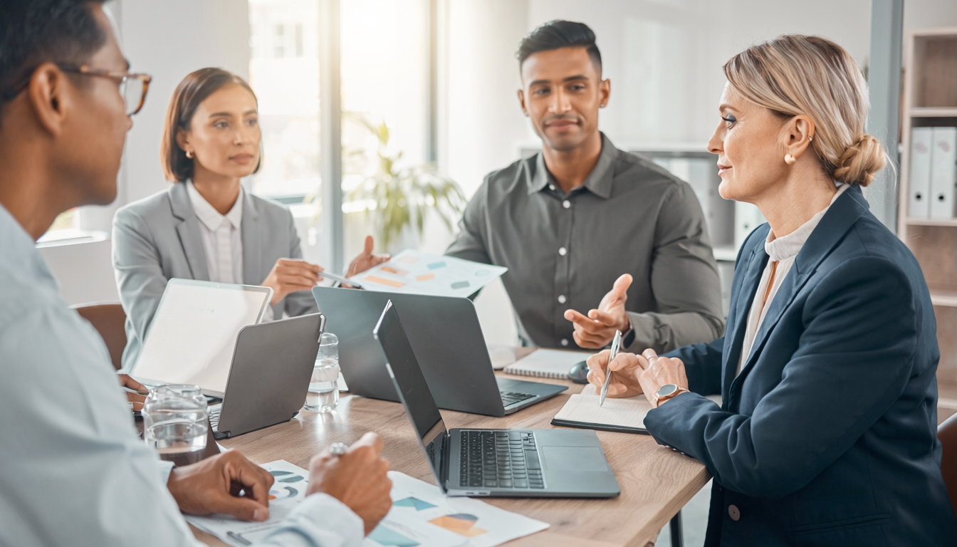 Empresário entrevistando equipe de agência de tráfego pago e revisando estratégia