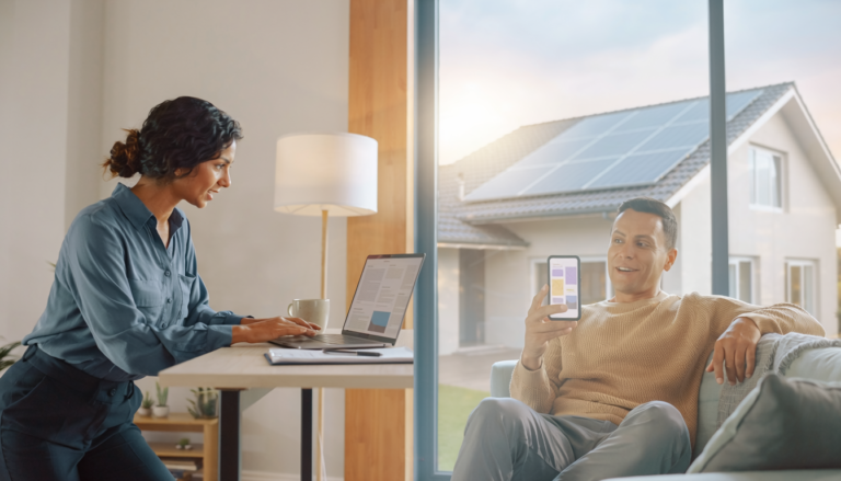 Comparação visual entre busca ativa e descoberta de anúncios para energia solar.
