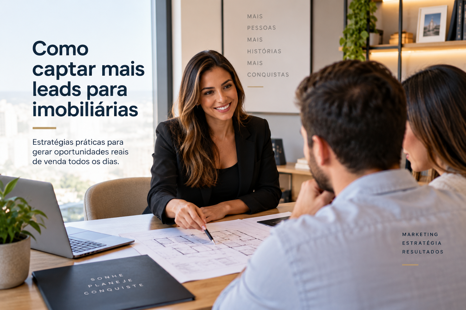 Corretora apresentando imóvel a um casal durante qualificação de leads imobiliários