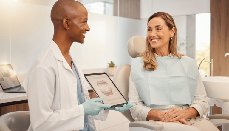 Paciente em consulta estética odontológica sobre facetas e lentes de contato dental