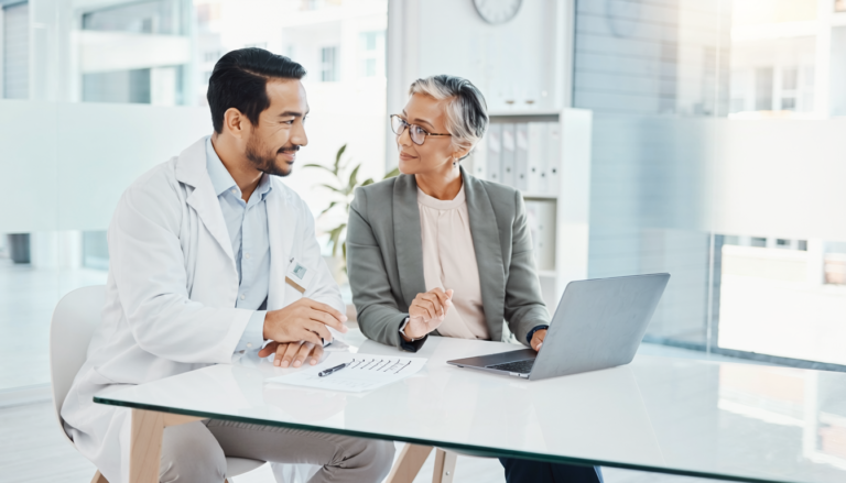 Médico e estrategista discutindo publicidade médica responsável em uma clínica moderna.